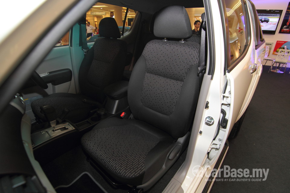 Mitsubishi Triton Mk1 Facelift (2014) Interior