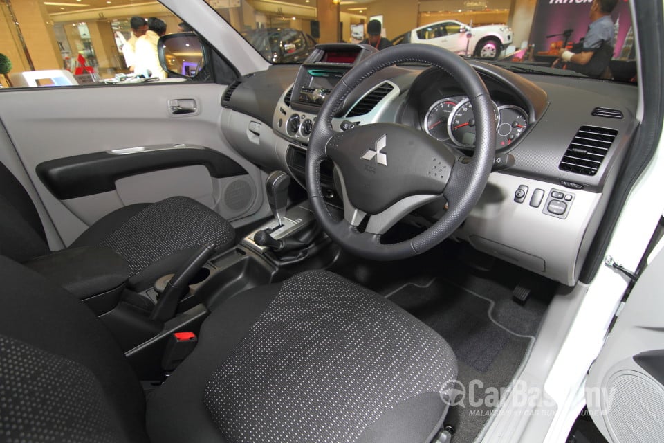Mitsubishi Triton Mk1 Facelift (2014) Interior