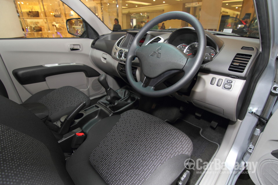 Mitsubishi Triton Mk1 Facelift (2014) Interior