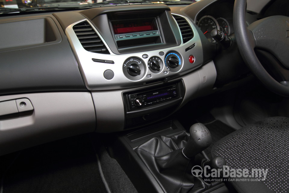 Mitsubishi Triton Mk1 Facelift (2014) Interior