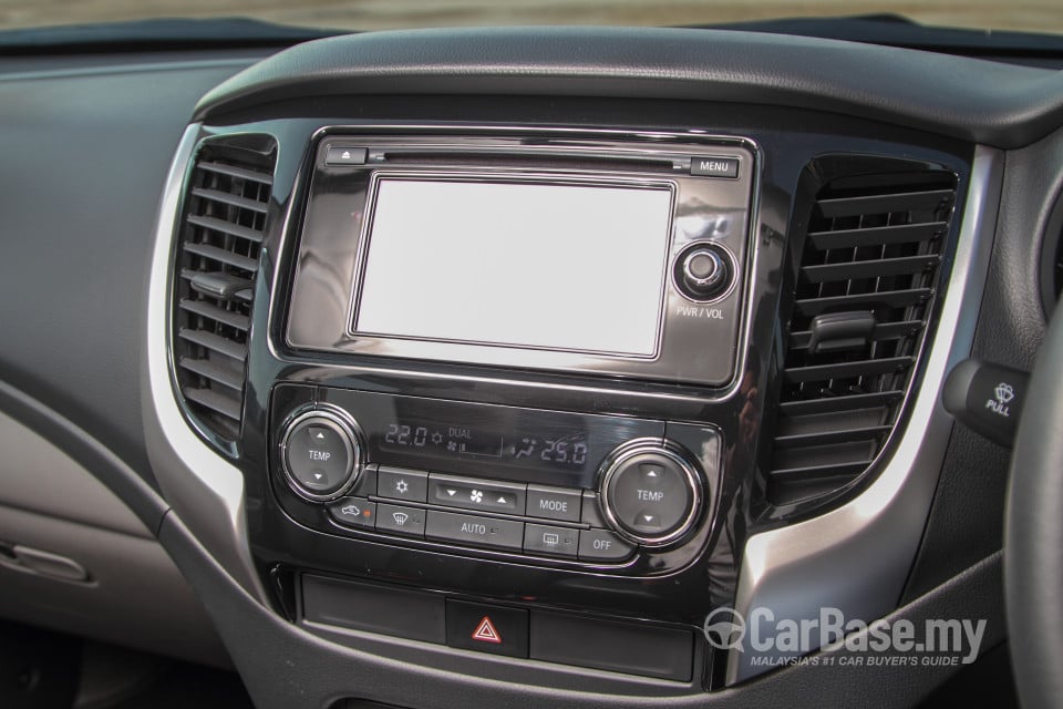 Mitsubishi Triton Mk2 (2015) Interior