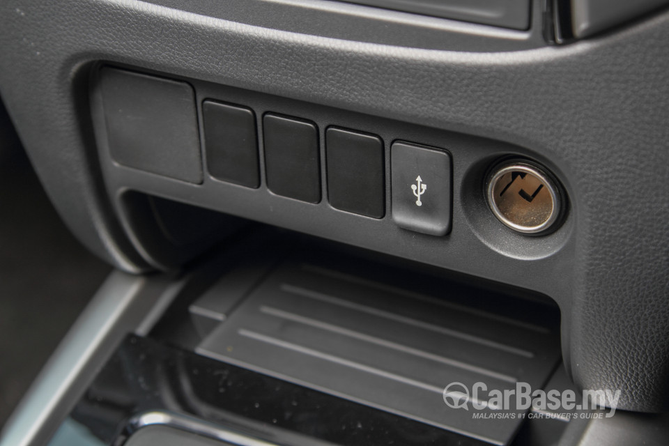 Mitsubishi Triton Mk2 (2015) Interior