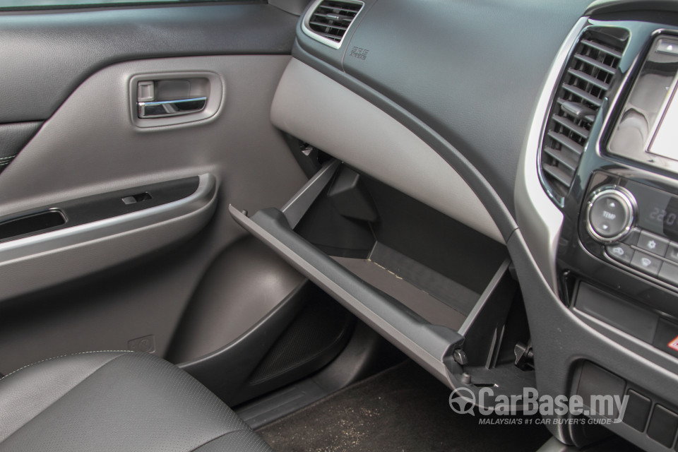 Mitsubishi Triton Mk2 (2015) Interior