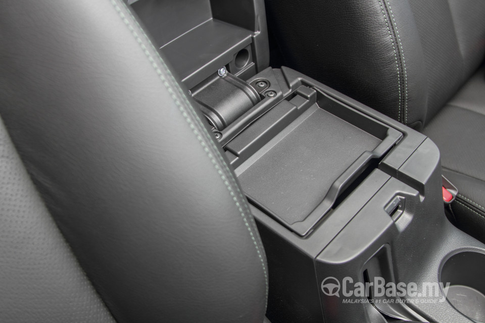 Mitsubishi Triton Mk2 (2015) Interior