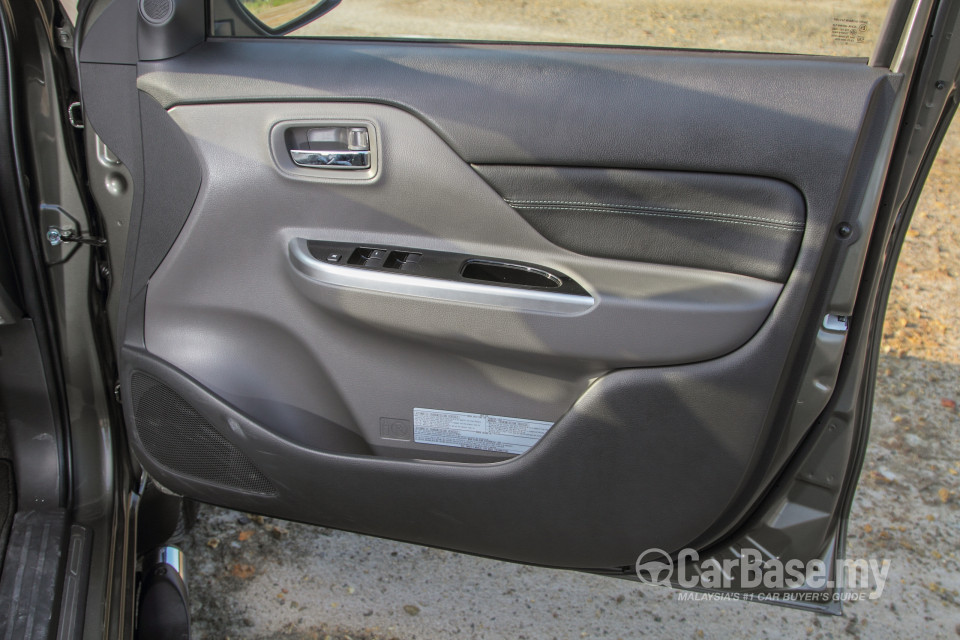 Mitsubishi Triton Mk2 (2015) Interior