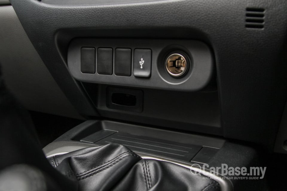 Mitsubishi Triton Mk2 (2015) Interior