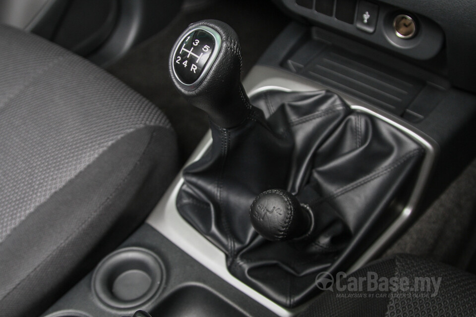 Nissan Navara D23 (2015) Interior