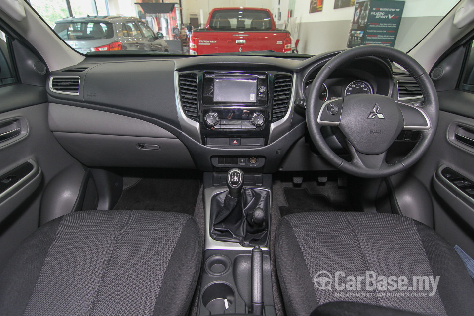 Mitsubishi Triton Mk2 (2015) Interior