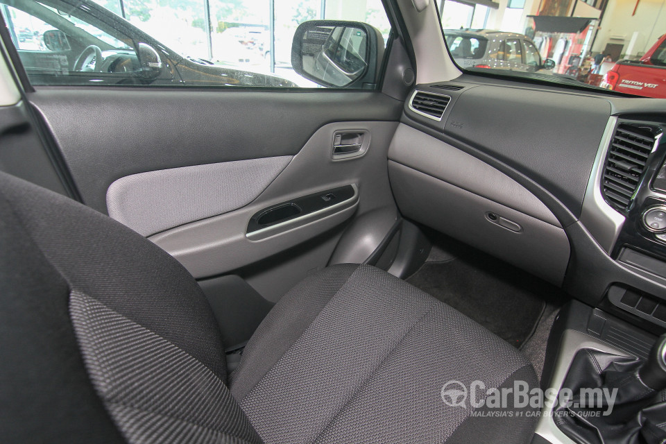 Mitsubishi Triton Mk2 (2015) Interior