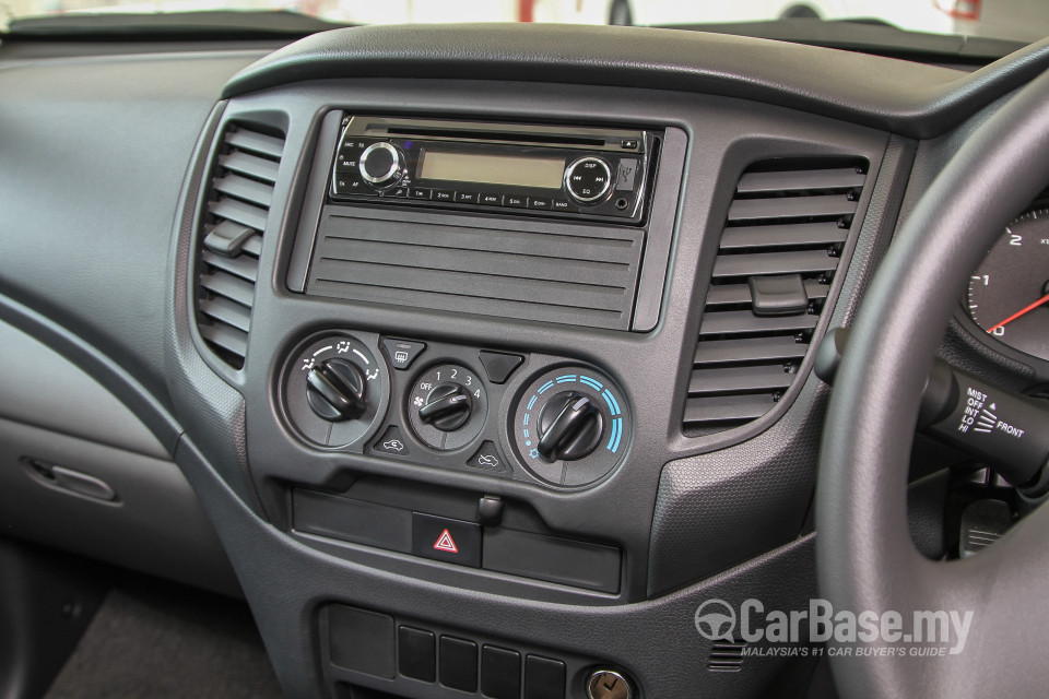 Mitsubishi Triton Mk2 (2015) Interior