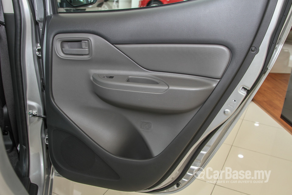 Mitsubishi Triton Mk2 (2015) Interior