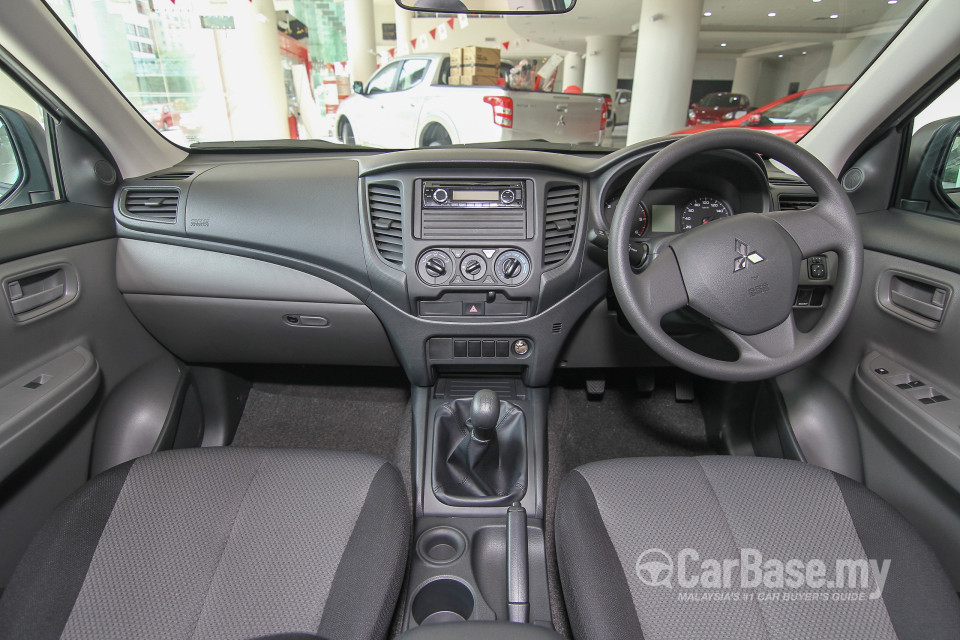 Mitsubishi Triton Mk2 (2015) Interior