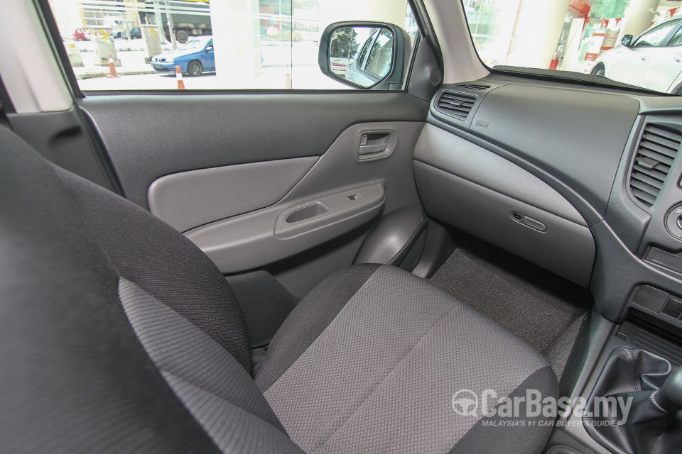 Mitsubishi Triton Mk2 (2015) Interior