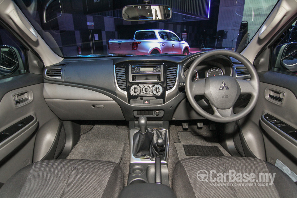 Mitsubishi Triton Mk2 (2015) Interior