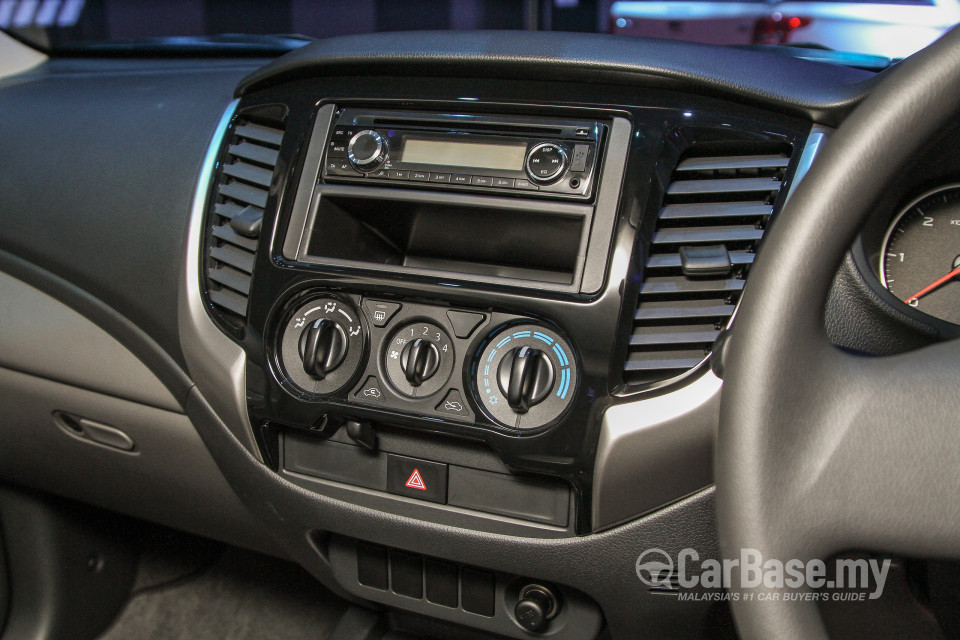 Mitsubishi Triton Mk2 (2015) Interior