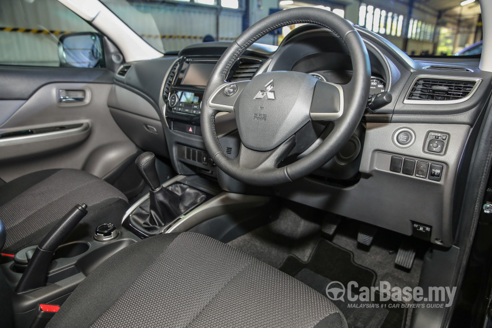 Mitsubishi Triton Mk2 (2015) Interior