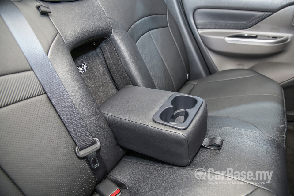 Mitsubishi Triton Mk2 (2015) Interior