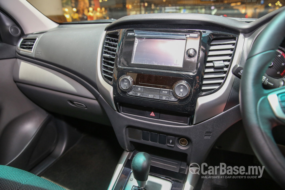 Mitsubishi Triton Mk2 (2015) Interior