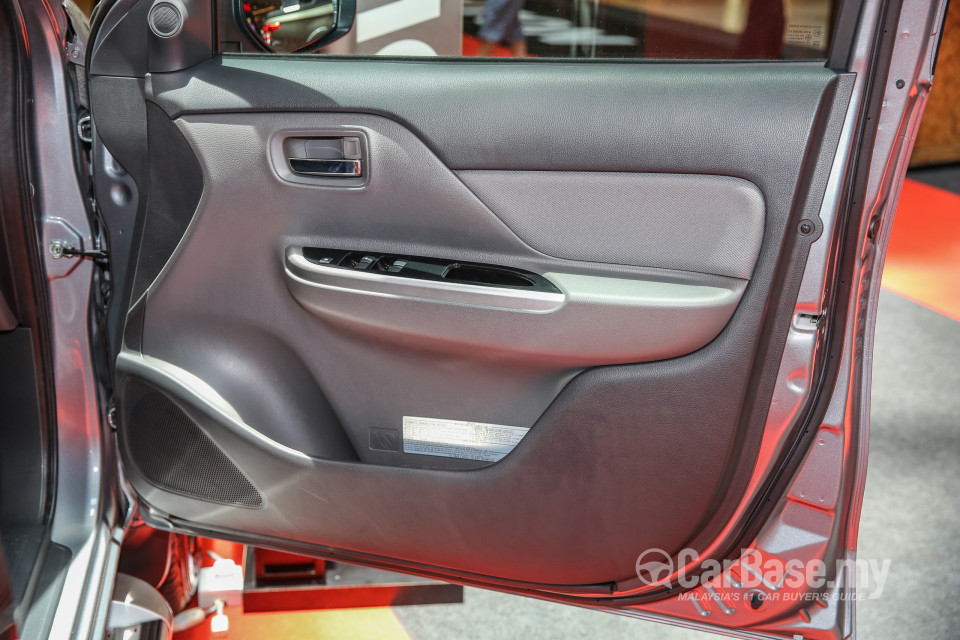 Mitsubishi Triton Mk2 (2015) Interior