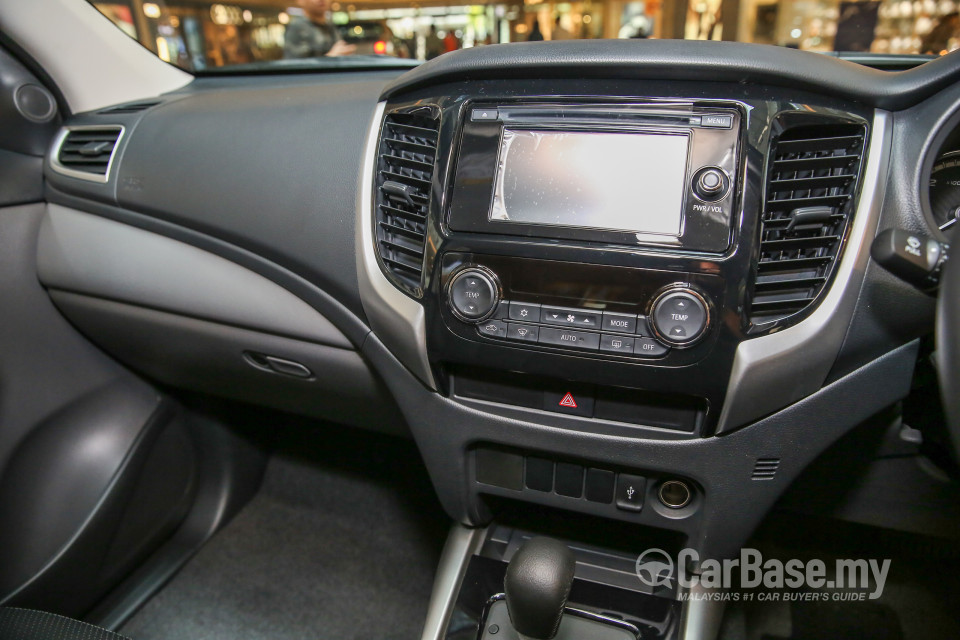 Mitsubishi Triton Mk2 (2015) Interior