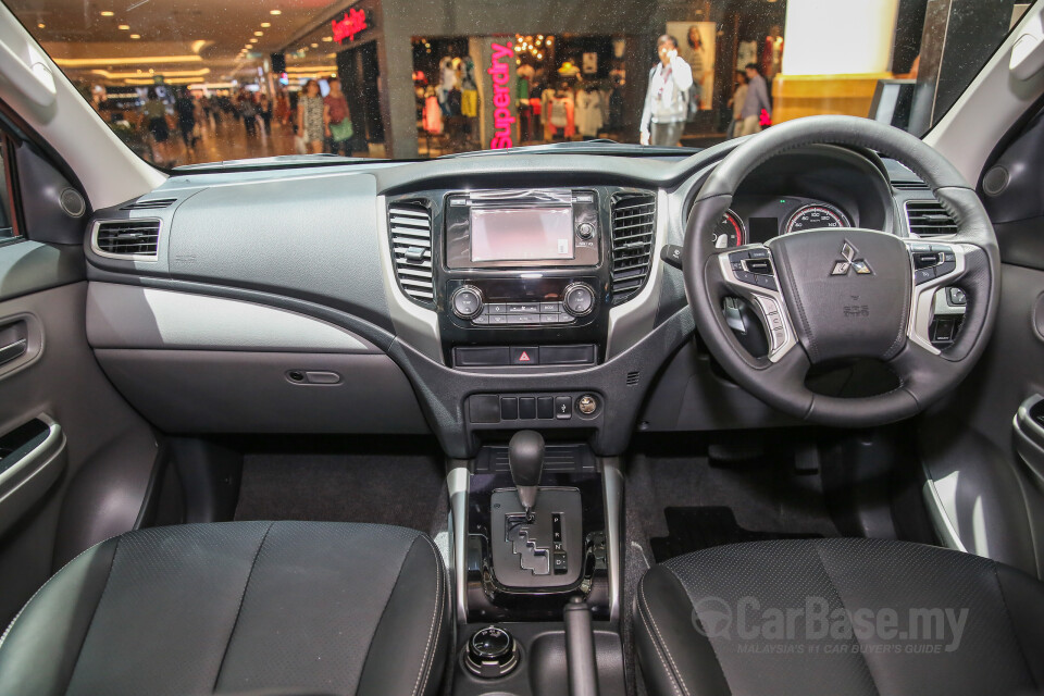 Toyota Fortuner AN160 (2016) Interior