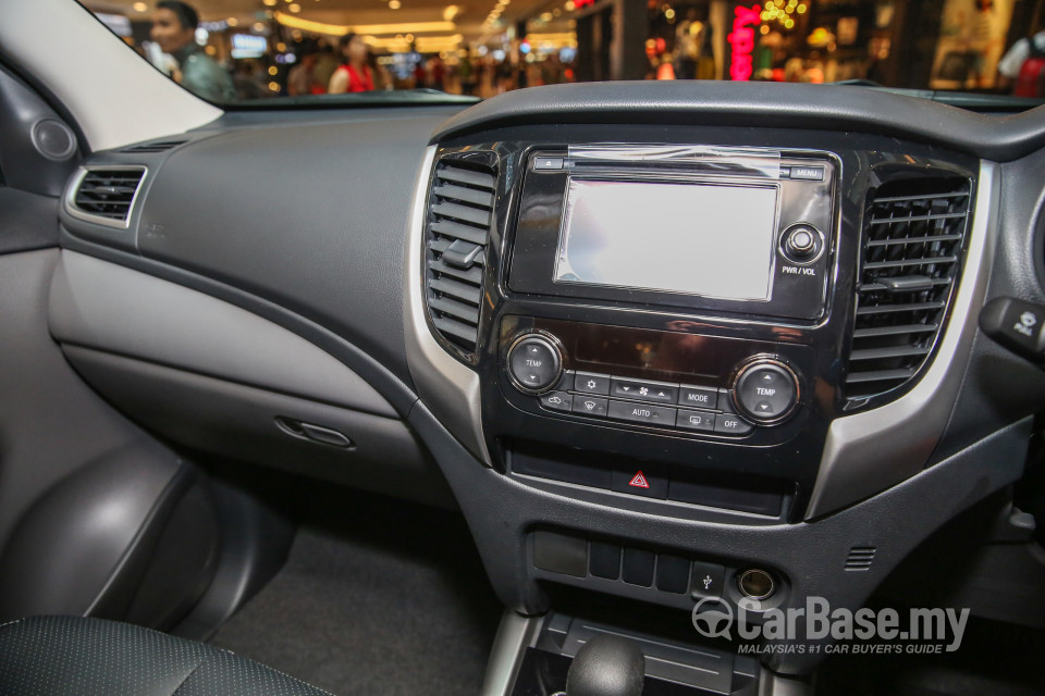 Mitsubishi Triton Mk2 (2015) Interior