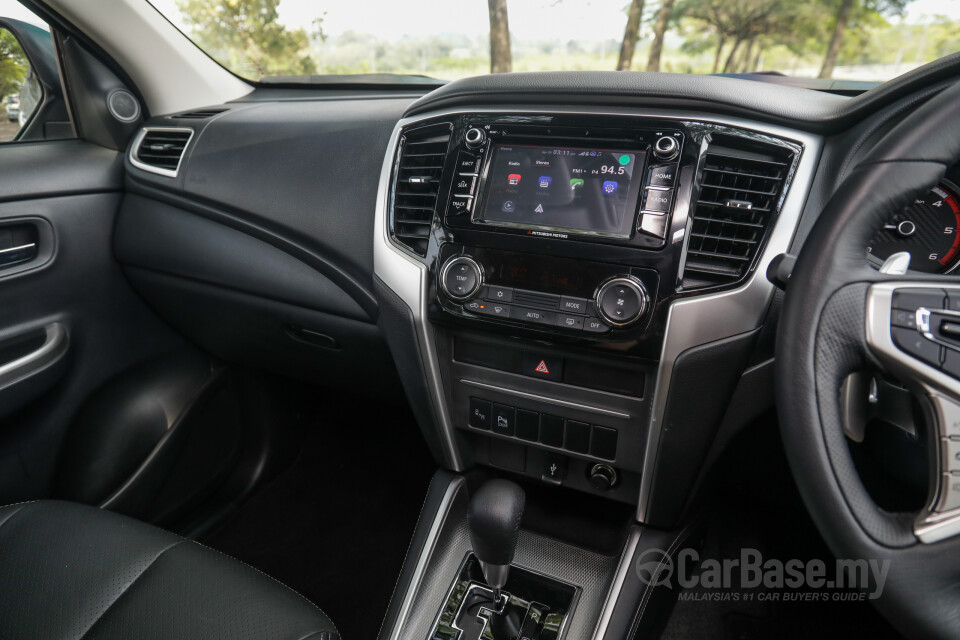 Toyota Fortuner AN160 (2016) Interior