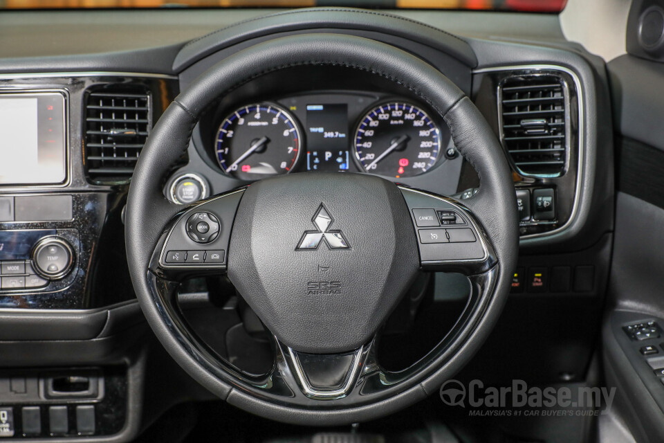 Toyota Innova AN140 (2016) Interior