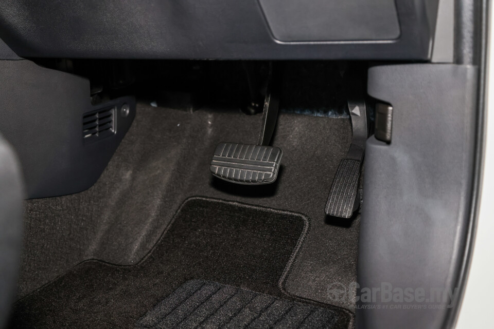Mitsubishi Xpander NC2W (2024) Interior
