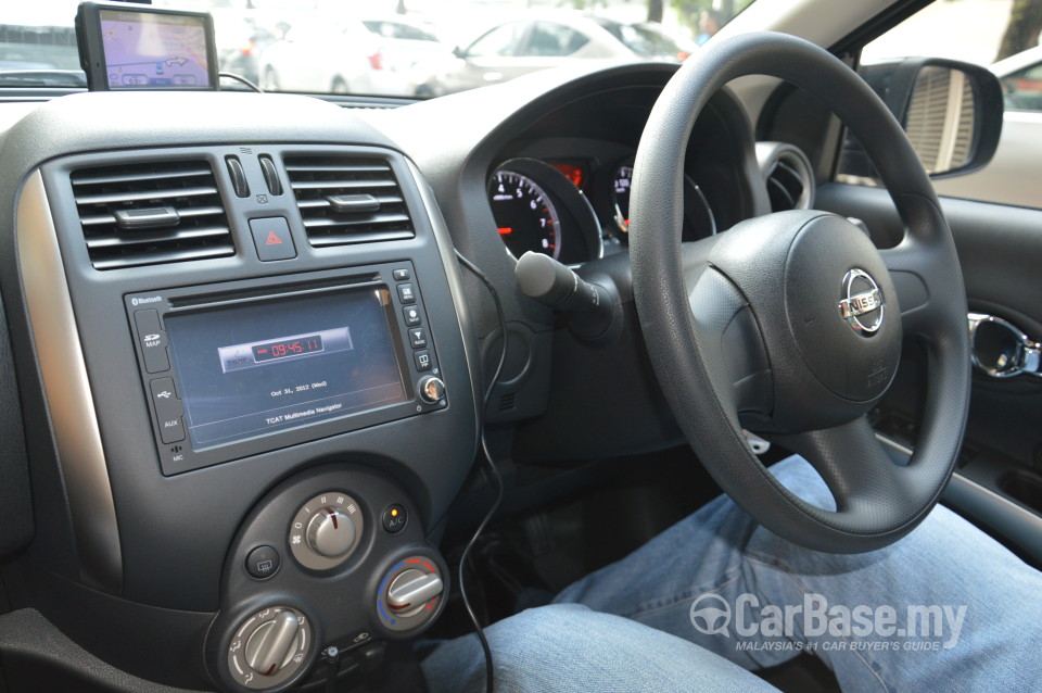 Nissan Almera N17 (2012) Interior