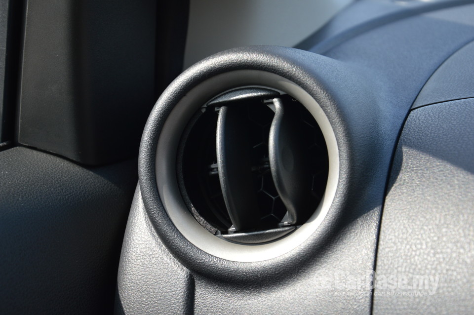 Nissan Almera N17 (2012) Interior