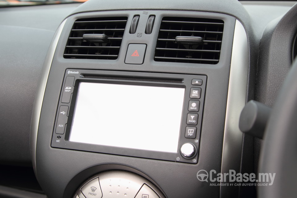 Nissan Almera N17 (2012) Interior
