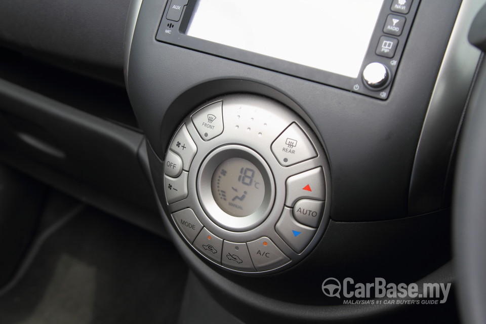 Nissan Almera N17 (2012) Interior