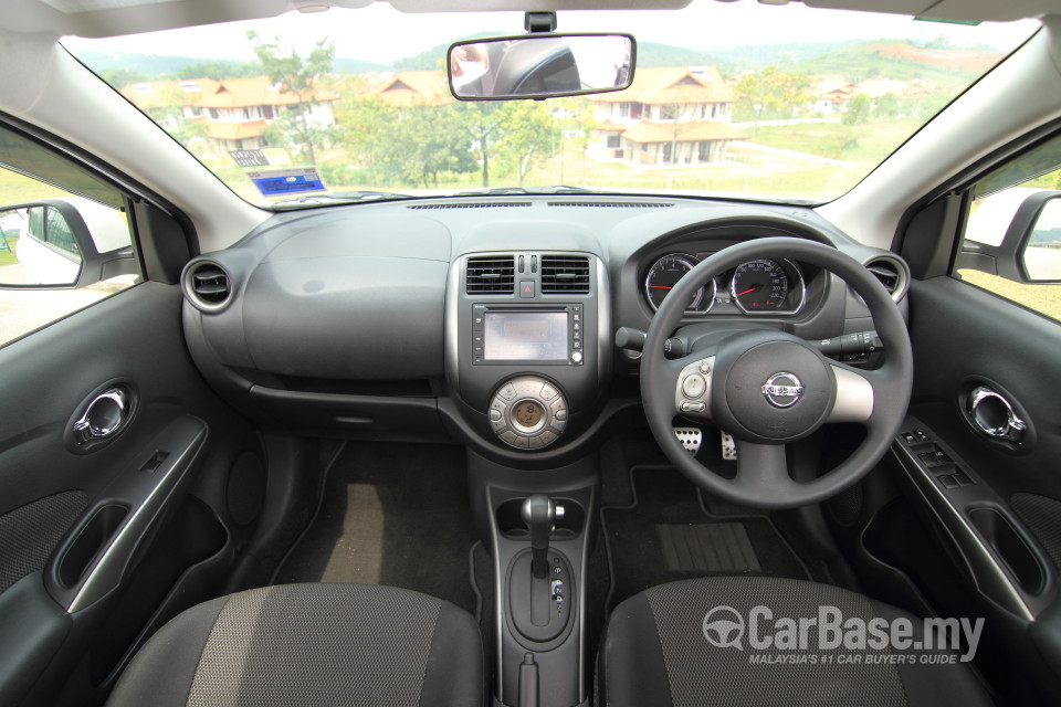 Nissan Almera N17 (2012) Interior