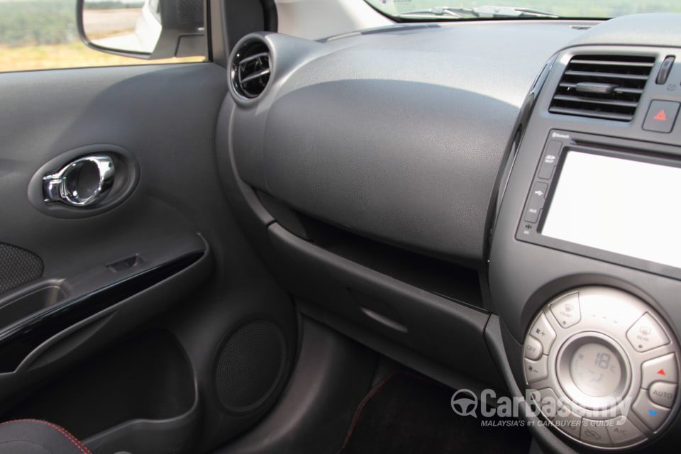 Nissan Almera N17 (2012) Interior