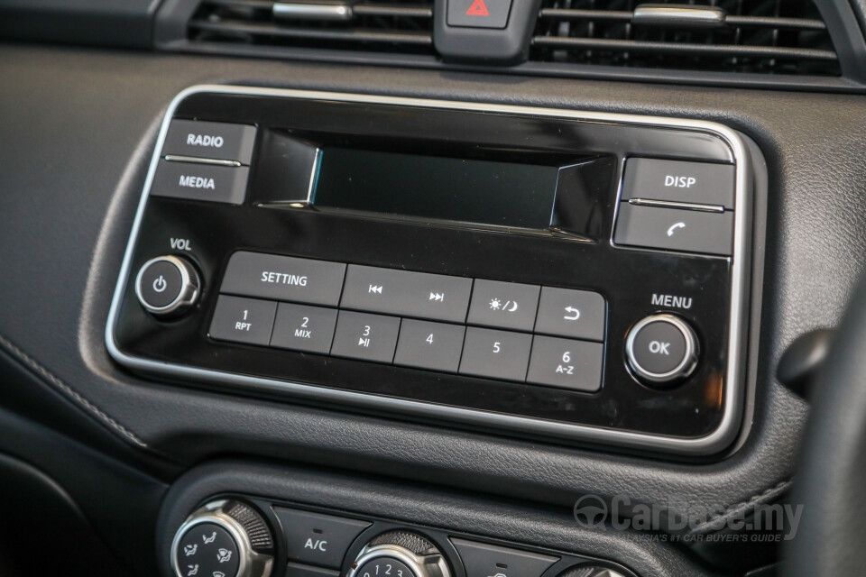 Nissan Navara D23 Facelift (2021) Interior