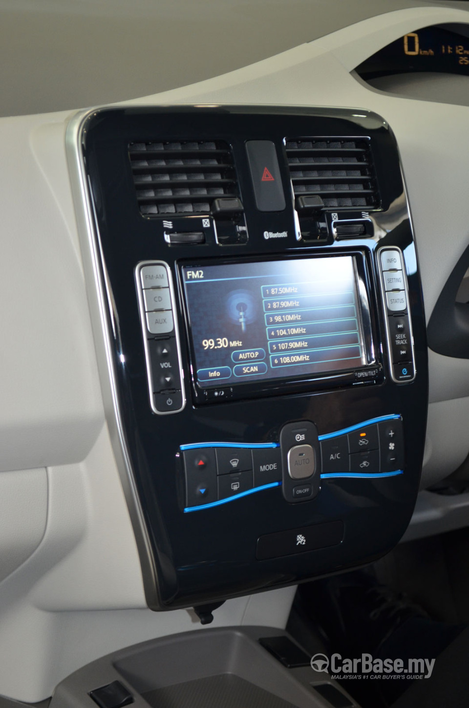 Nissan Leaf ZE0 (2013) Interior