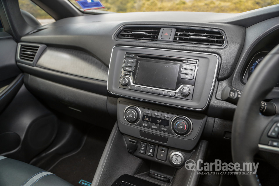 Nissan Leaf ZE1 (2019) Interior