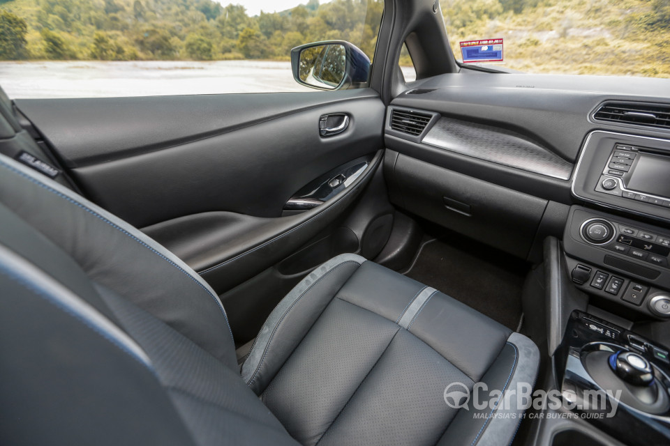 Nissan Leaf ZE1 (2019) Interior