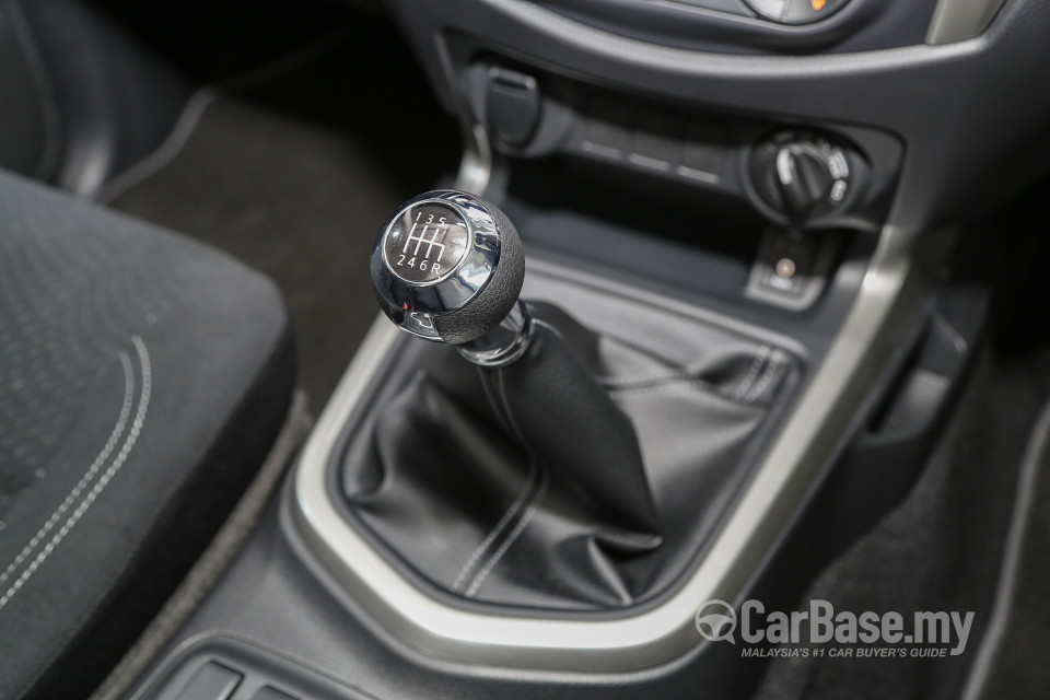 Nissan Navara D23 (2015) Interior