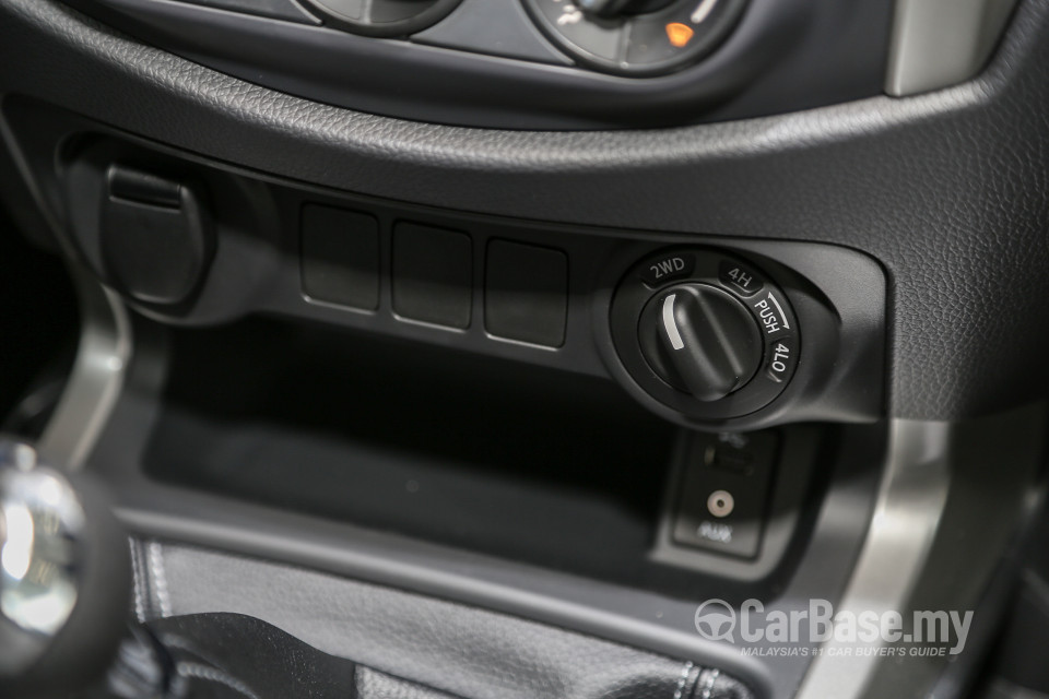 Nissan Navara D23 (2015) Interior