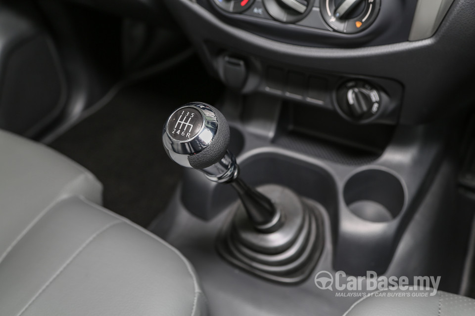 Nissan Navara D23 (2015) Interior
