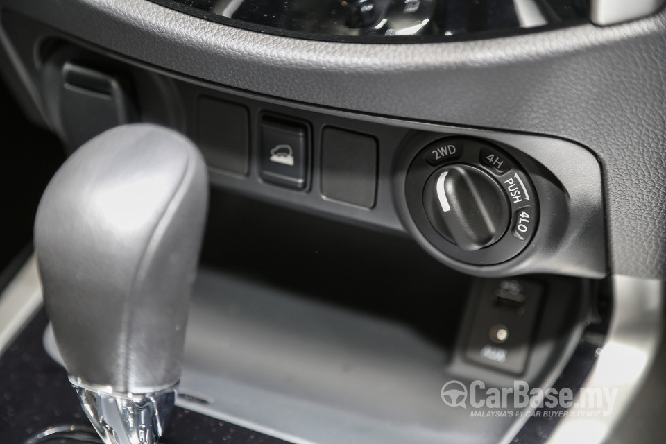 Nissan Navara D23 (2015) Interior