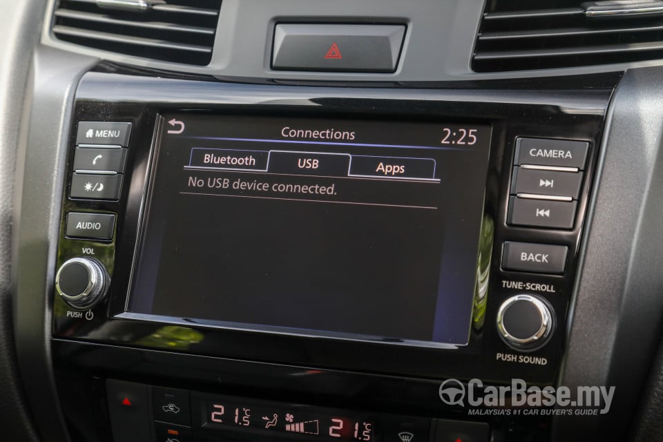 Nissan Navara D23 Facelift (2021) Interior