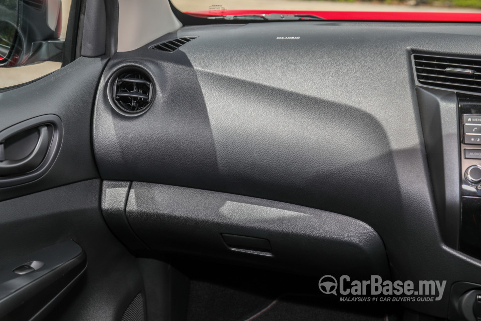 Nissan Navara D23 Facelift (2021) Interior