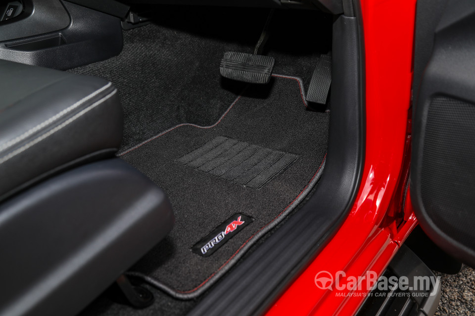 Nissan Navara D23 Facelift (2021) Interior