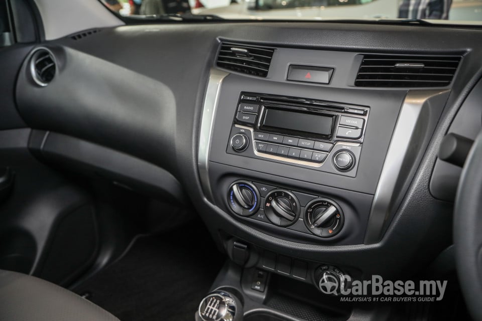 Nissan Navara D23 Facelift (2021) Interior