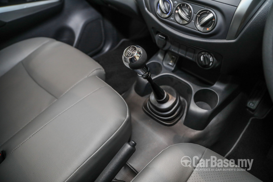 Nissan Navara D23 Facelift (2021) Interior