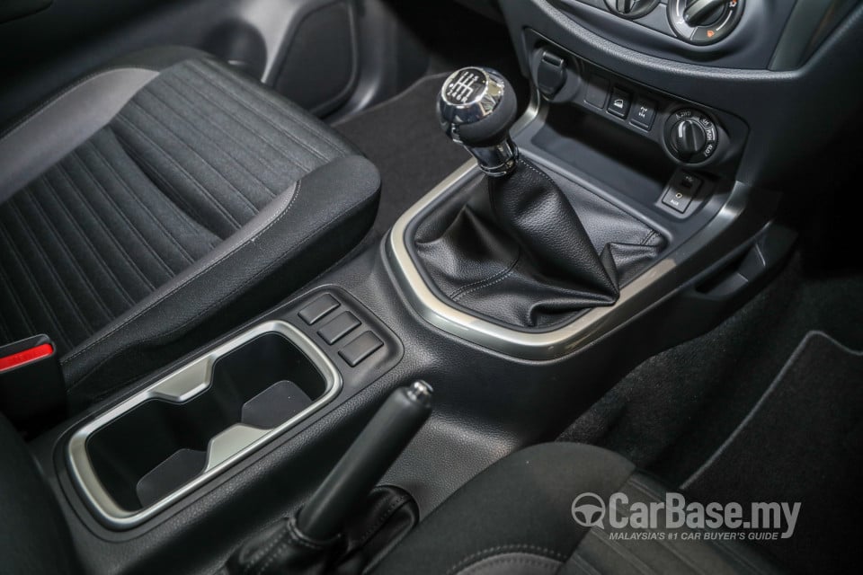 Nissan Navara D23 Facelift (2021) Interior