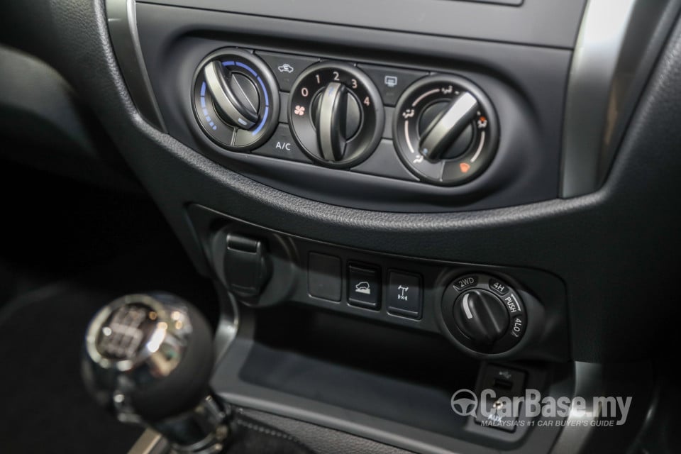 Nissan Navara D23 Facelift (2021) Interior